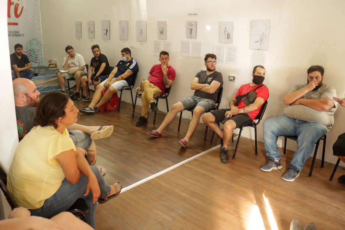 Gestion_TEP's tweet photo. 📍Esta tarde estuvimos en el centro cultural Bernabitti de La Plata conversando con feriantes, artesanxs y artistas callejeros de la zona. 

🔸Durante la reunión se expusieron las distintas problemáticas que afronta cada sector y cómo podríamos ayudarlos desde el Estado. https://t.co/jmYgmcSKkq