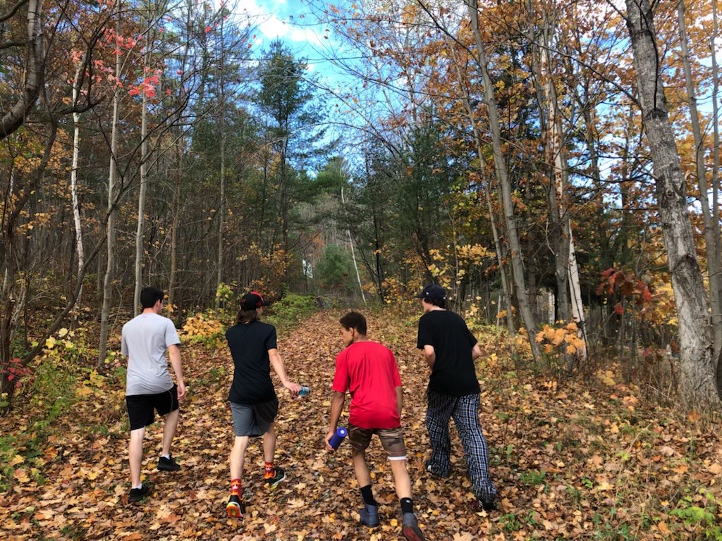 ESCEB_Mattawa's tweet photo. Les élèves du cours PAF (Vie saine et activités personnelles et de conditionnement) ont profité de la belle température aujourd'hui pour prendre une marche sur les sentiers dans la montagne de Mattawa. #pleinair https://t.co/FAVG67UJPQ