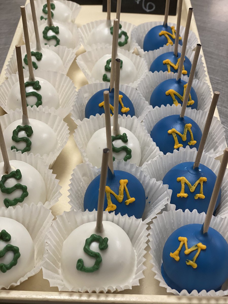 Milfordbakery's tweet photo. Halloween and a big football game this weekend #halloween2021 #michiganvsmichiganstate #milfordbakingcompany https://t.co/yaGFHLQDnY