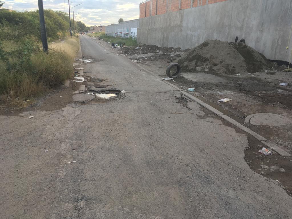 Hector_GM's tweet photo. @municipio_leon Hola buenas tardes, les mando fotos y ubicación del bache a postular #PostulatuBache, tiene días y las fotos son de ayer https://t.co/h5Ef67faL0