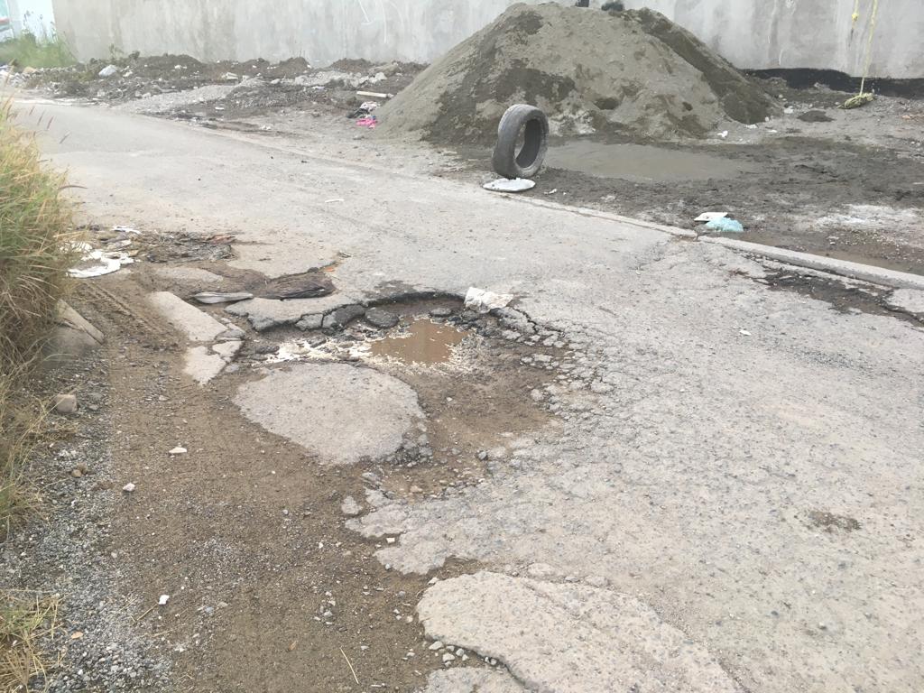 Hector_GM's tweet photo. @municipio_leon Hola buenas tardes, les mando fotos y ubicación del bache a postular #PostulatuBache, tiene días y las fotos son de ayer https://t.co/h5Ef67faL0