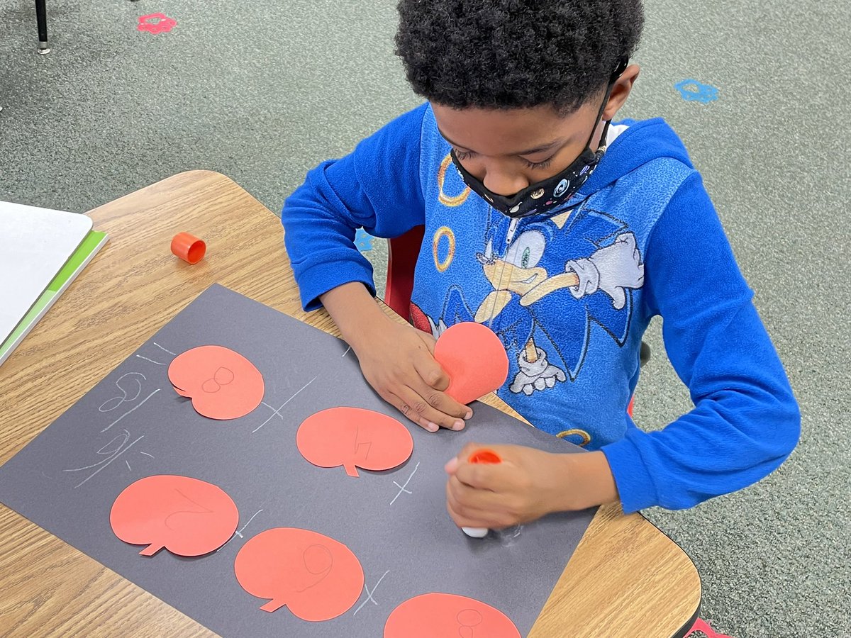 k_mckuras's tweet photo. Today we learned how to add 3 numbers together…with the help of some pumpkins! #GPgoes4gold #Allin157c #157cLearns https://t.co/uXrx58QpUn