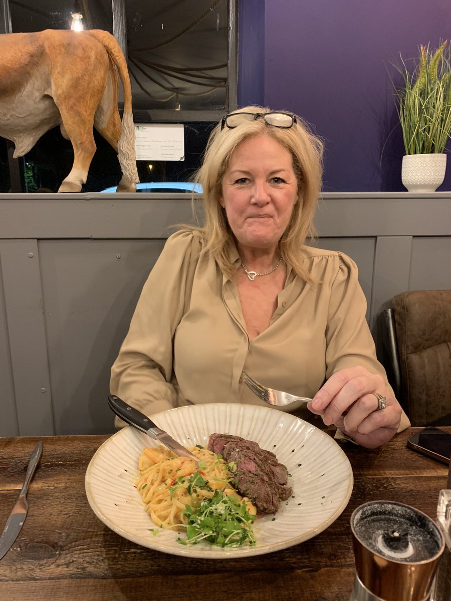 chowellz's tweet photo. A lovely evening. Beautiful food with my pretty little sister #SisterDates https://t.co/KJaYyp9K7x