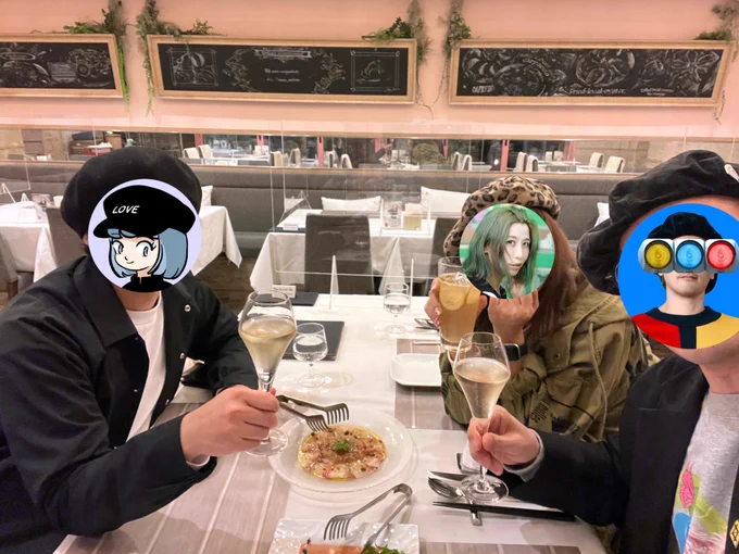昨日はヨシオカ君ともいじーちゃんとご飯会でした!
たまたまNFTオークションの落札日と重なって3人でわーきゃー言ってましたw
1軒目のイタリアンは人いなくて貸切だった。
2軒目の居酒屋は満員だった。
コロナの影響は様々ですね。
記念に落書きしといたw 