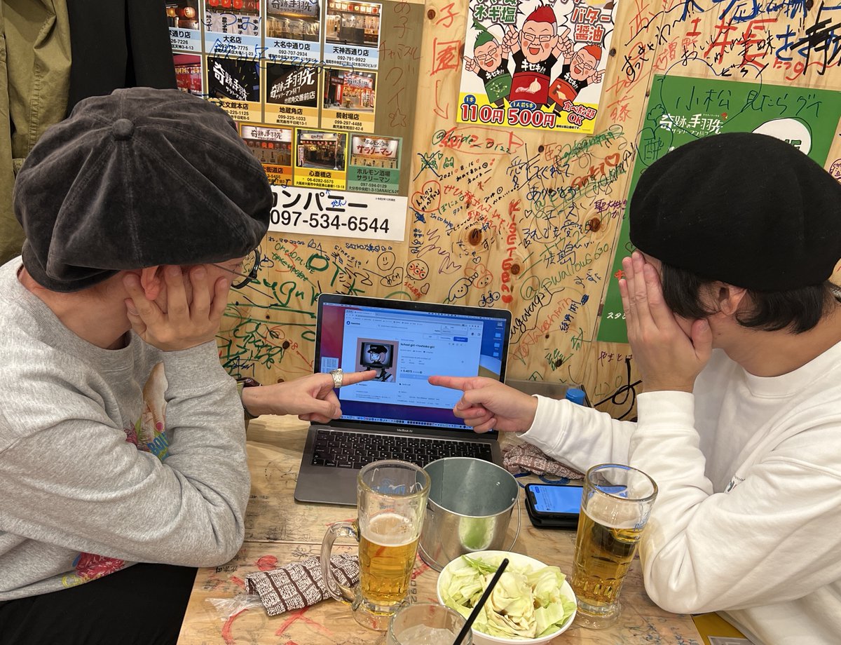 昨日はヨシオカ君ともいじーちゃんとご飯会でした!
たまたまNFTオークションの落札日と重なって3人でわーきゃー言ってましたw
1軒目のイタリアンは人いなくて貸切だった。
2軒目の居酒屋は満員だった。
コロナの影響は様々ですね。
記念に落書きしといたw 