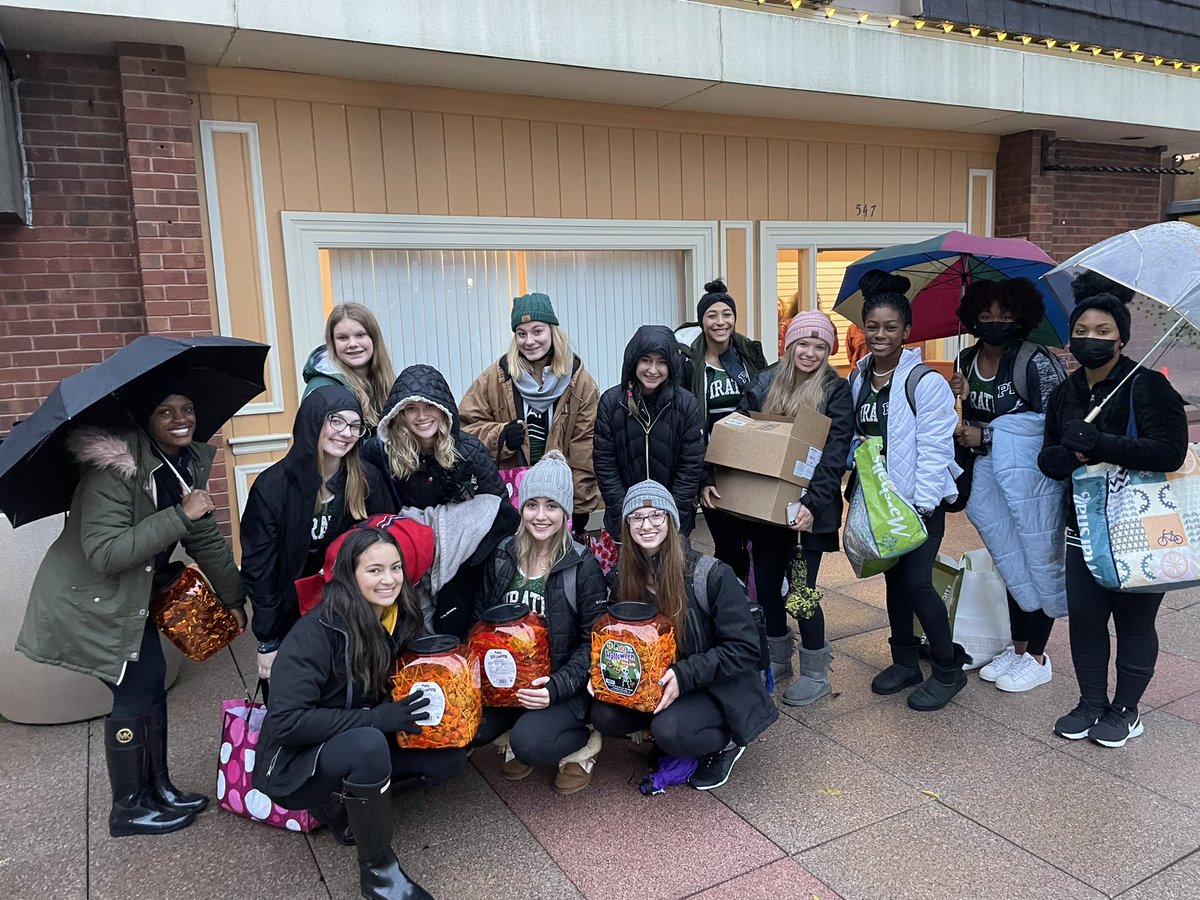 It might be raining and it might be cold, but we are so lucky to have the opportunity to give back to the fantastic community we live in! 💗💚🎃