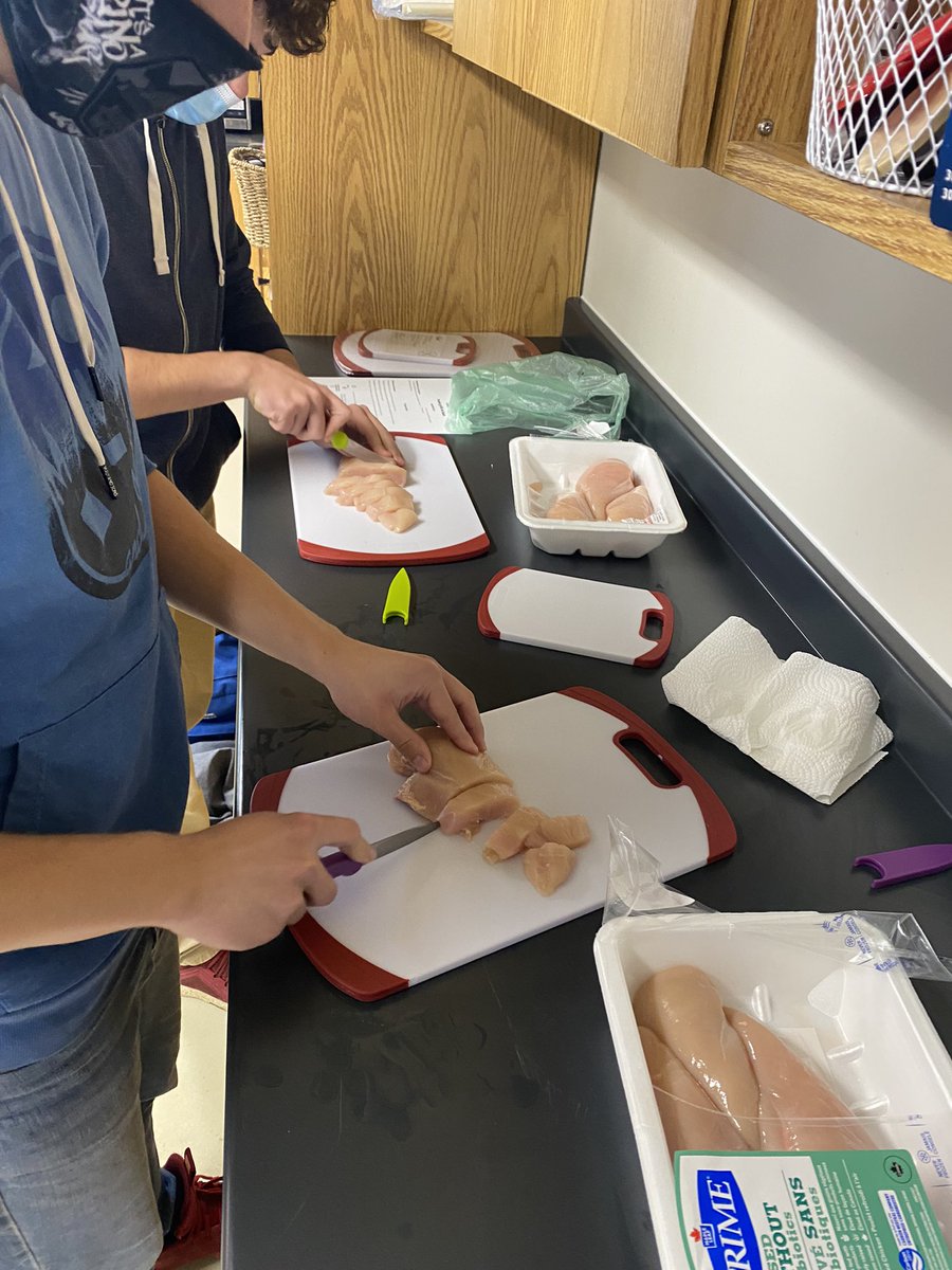 EmWilliams5's tweet photo. Salade César avec vinaigrette maison pour célébrer la fin du module d’alimentation en éducation physique 🥗🥳 Les élèves et moi avions ADORÉ! @acnotredame @ecolecatholique #PPL1O https://t.co/1wo3RHDXCm