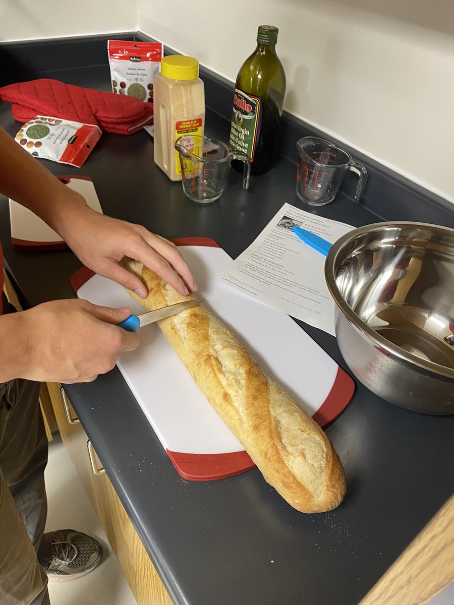 EmWilliams5's tweet photo. Salade César avec vinaigrette maison pour célébrer la fin du module d’alimentation en éducation physique 🥗🥳 Les élèves et moi avions ADORÉ! @acnotredame @ecolecatholique #PPL1O https://t.co/1wo3RHDXCm