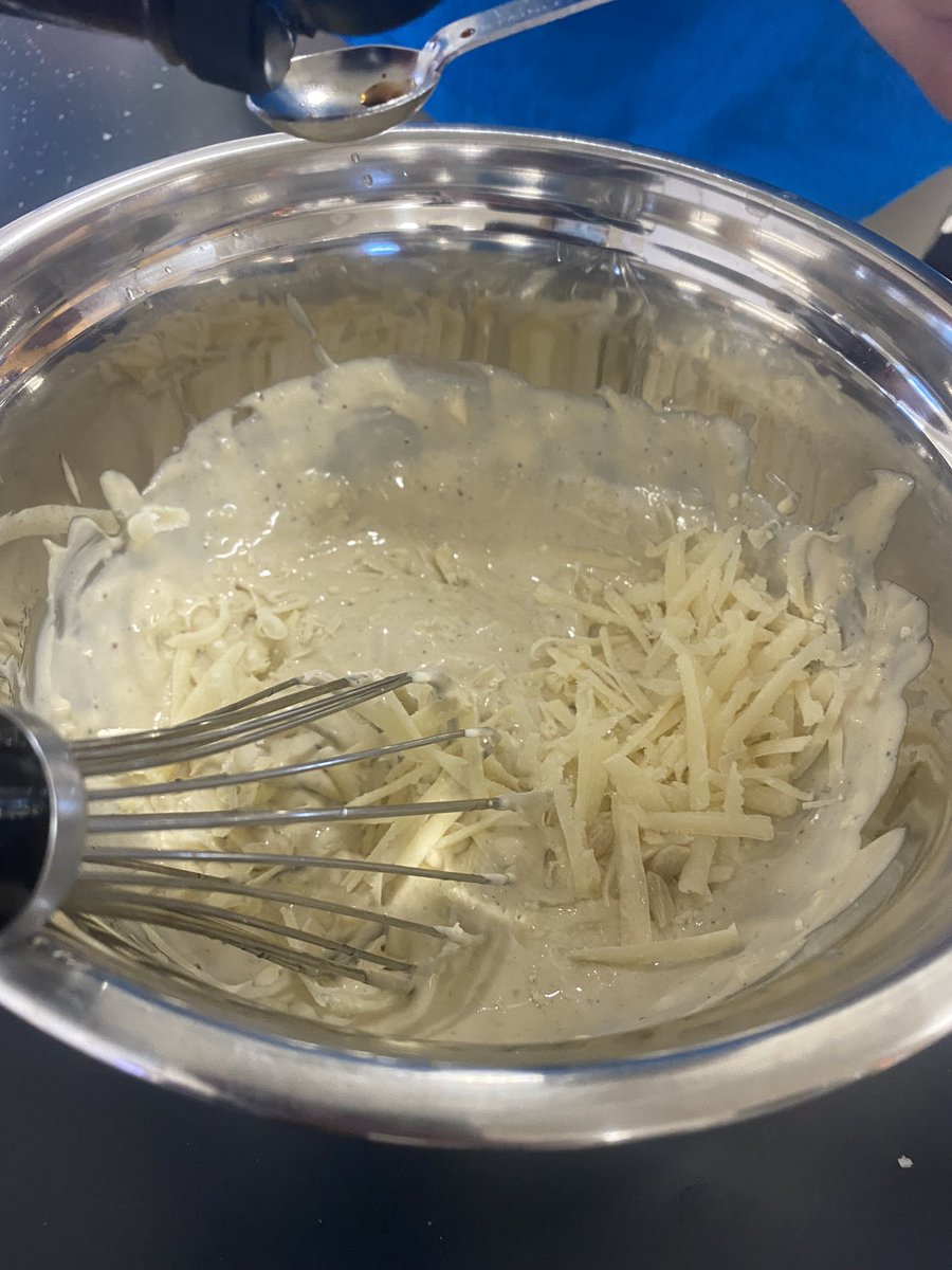 EmWilliams5's tweet photo. Salade César avec vinaigrette maison pour célébrer la fin du module d’alimentation en éducation physique 🥗🥳 Les élèves et moi avions ADORÉ! @acnotredame @ecolecatholique #PPL1O https://t.co/1wo3RHDXCm