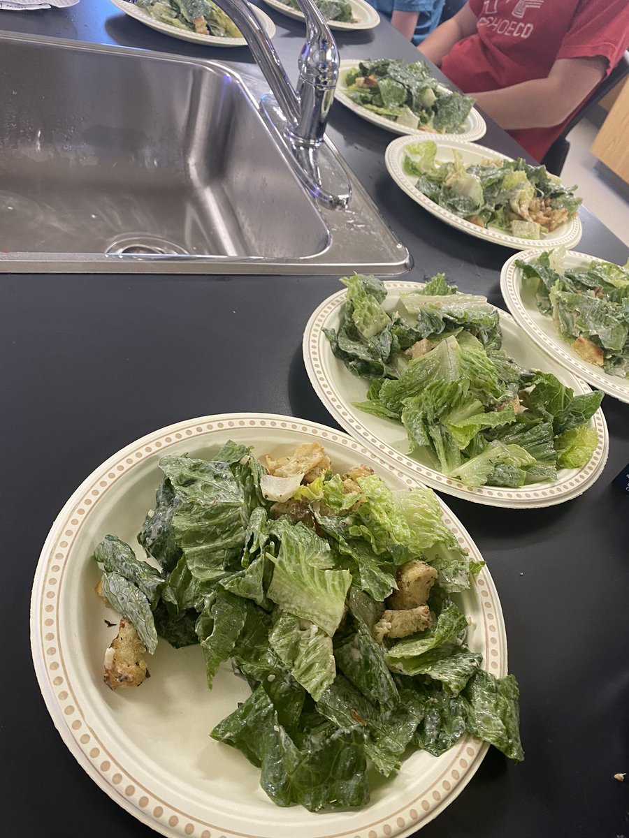 EmWilliams5's tweet photo. Salade César avec vinaigrette maison pour célébrer la fin du module d’alimentation en éducation physique 🥗🥳 Les élèves et moi avions ADORÉ! @acnotredame @ecolecatholique #PPL1O https://t.co/1wo3RHDXCm
