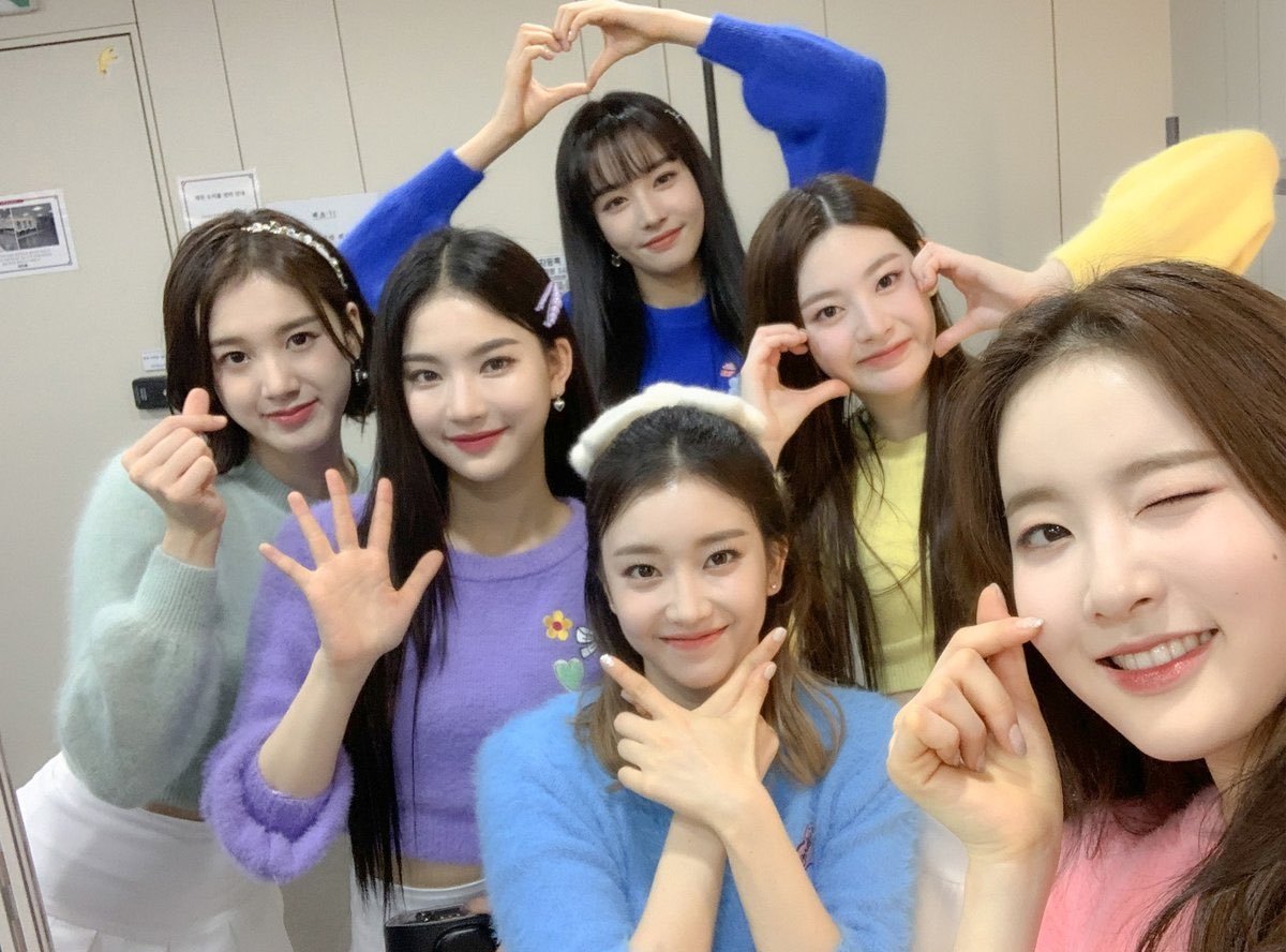WESTAYCIX's tweet photo. A quick fit change y sus monitas Sanrio favoritas ya están listísimas para el #𝗦𝗡IGHT𝔻EBUT. (๑˃́ꇴ˂̀๑) ¿Nosotras? Preparadas para darle el contraste necesario a esta noche pre-halloweenesca que nos ofrecen nuestras brujitas de confianza, welcome to #𝑂UR𝐃𝐑𝐄𝐀𝐌WORLD! https://t.co/9dymVgPaTi