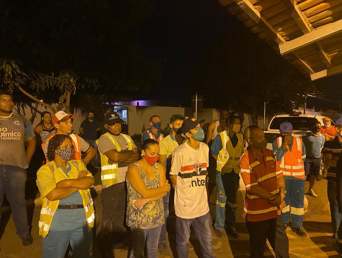 MaxMenezes's tweet photo. E pra fechar o dia com chave de ouro, entregamos os novos uniformes pra turma da noite, aqueles que deixam tudo limpo para o nosso despertar.
#maxmenezes https://t.co/LYAGbMmekU