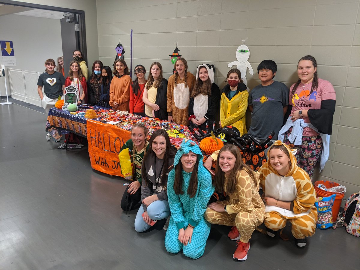 @JCSD_JMS student council going big with the candy! Great night at @jcsd_stuco Trunk or Treat. 🎃🍭🖤