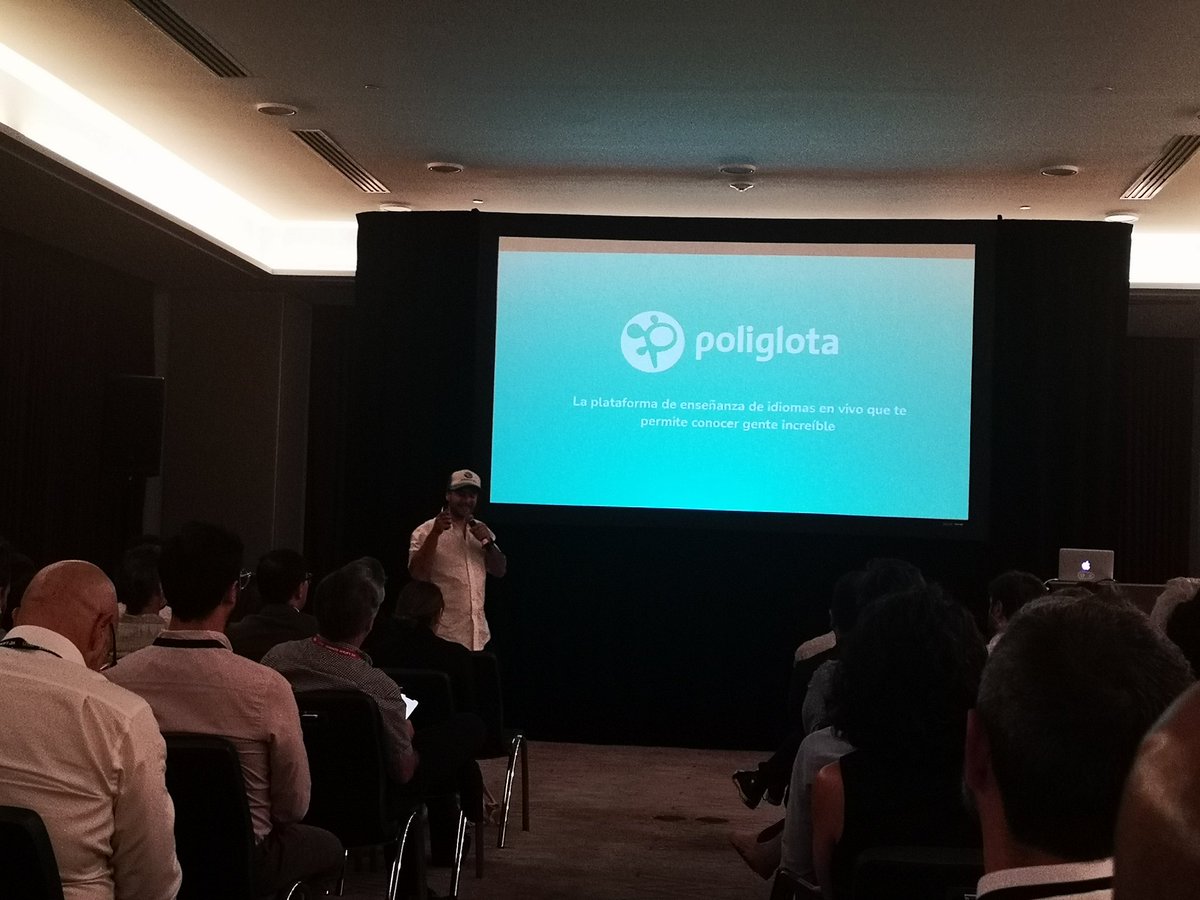 ClauBarahona's tweet photo. Un dejavu ver pitcheando a @Fasatcharlie de @poligloton su búsqueda de ronda A en el #awsdemoday #VCLATAMSUMMIT https://t.co/YhUAnKuygW