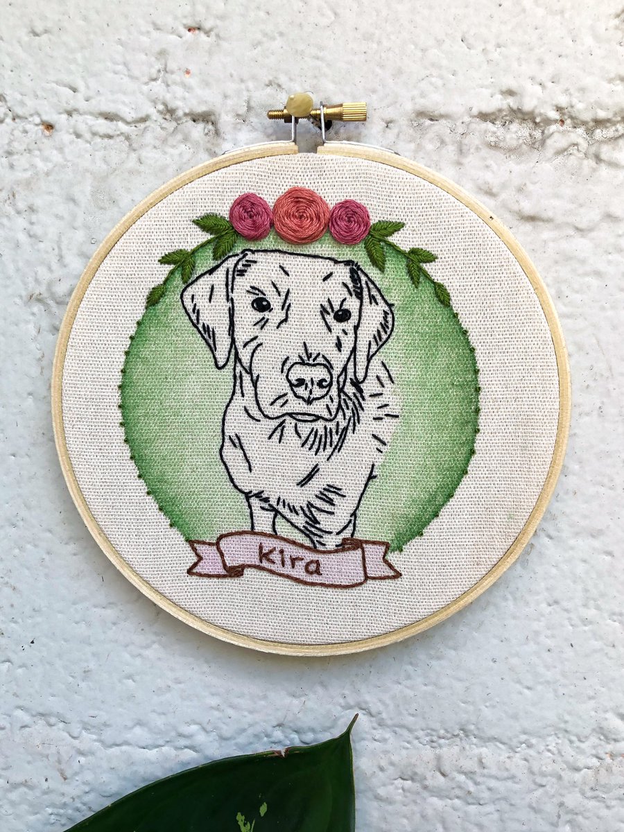 RedNeedleE's tweet photo. Bordar perritos en lo más lindo del mundo. Cada día trato de volver a integrar el bordado nuevamente a mi vida porque hoy más que nunca estoy segura que es una gran terapia. 🤍🌺

#embroidery #bordado #bordadoamano #damngoodstitch #embroideryart 
#dogembroidery https://t.co/WBSWoM3jdn