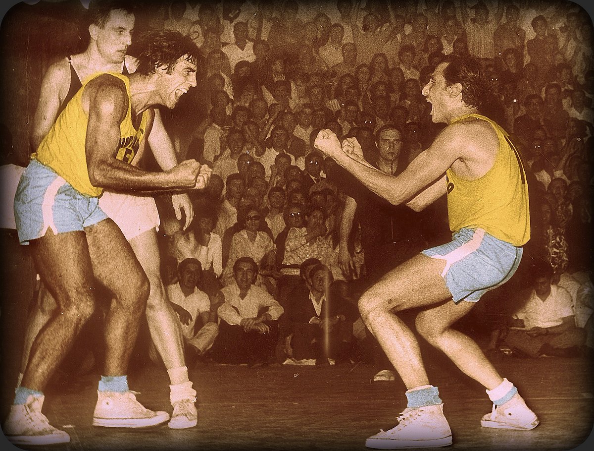 mrminervino1's tweet photo. Este mes hubiese cumplido 80 años el gran Lito #Fruet. Año de mucha tristeza y pérdida de referentes de las historia grande: se fueron el Negro Delizaso, Omar Morán, el Negro Santiago. #bahiablanca Capitalñ Nacional de Basquet. https://t.co/P9H4I99sWS