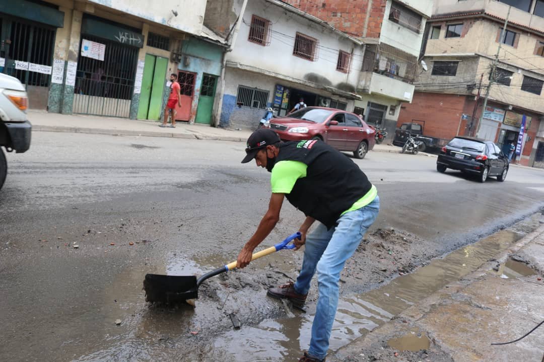 Joselopezpsuv's tweet photo. #28Oct | Junto a los voceros y voceras de las METRAS y fiscales ambientales, realizamos un abordaje en la pq. La Vega, calle Zulia; recuperamos un punto de alta generación de desechos y logramos mejorar la vialidad y calidad de vida de esta heroica comunidad.
#SupraNoSeDetiene https://t.co/NqgR1vZxQw