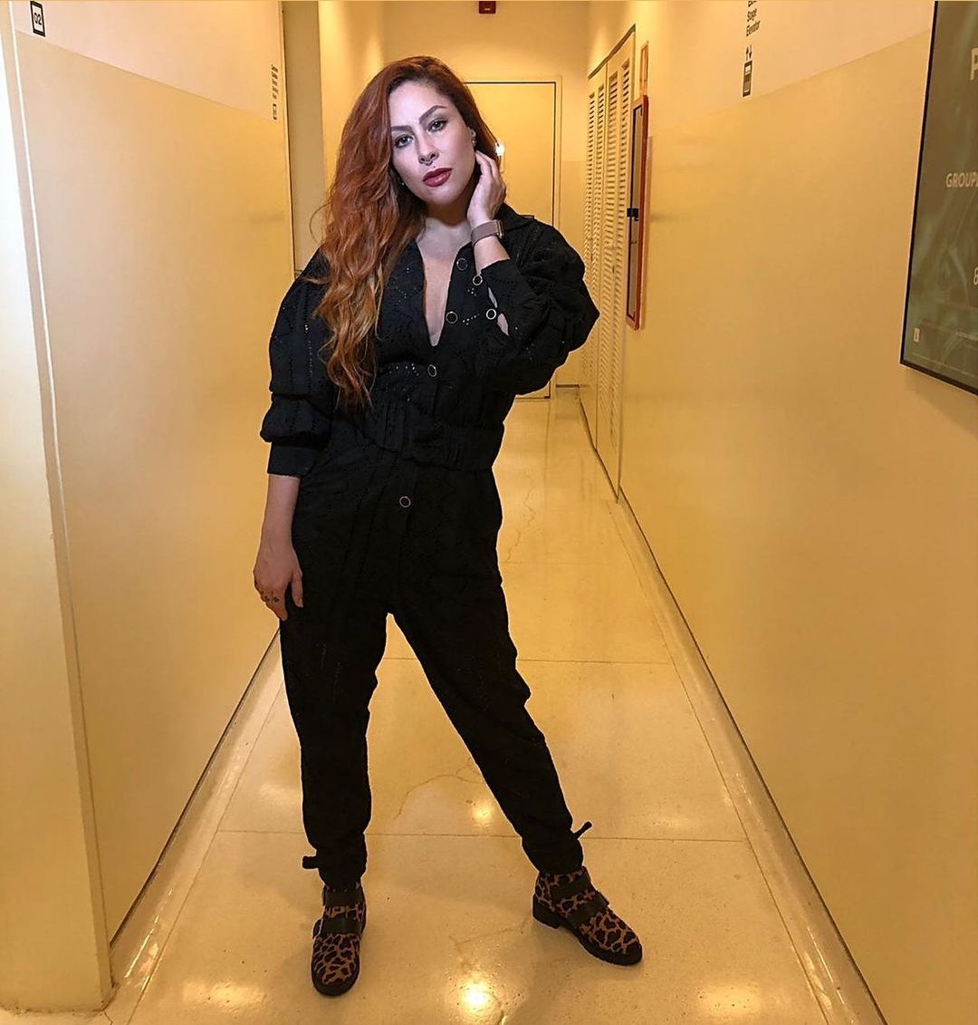 queenpitty__'s tweet photo. Ainda sobre a sessão de fotos da @Pitty 🖤
Look do último #SaiaJustaNoGNT
Via #looksdapitty https://t.co/w3eD2fszqs