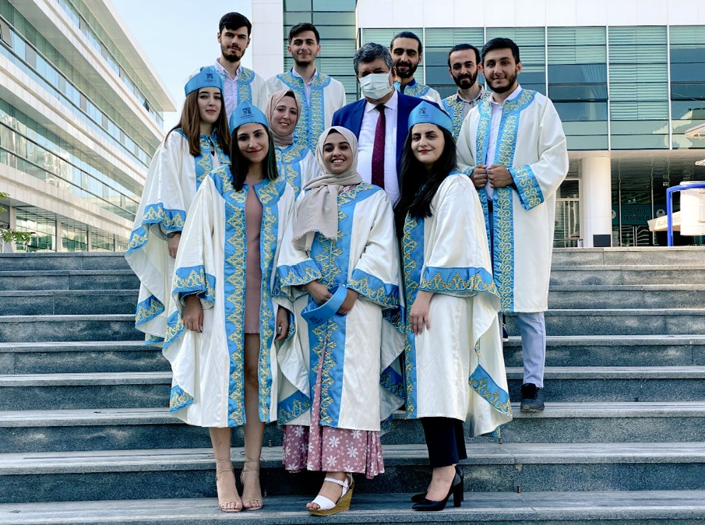 Gamzecolk98's tweet photo. Uzun bir yolculuğun sonuna geldik, 
Eğitim hayatımız süresince bizlerden desteğini hiçbir zaman esirgemeyen ve tecrübeleriyle bizlere yol gösteren Sayın Rektörümüz Prof.Dr. Bayram Sade hocama tüm emekleri için çok teşekkür ederim..
@bayramsade https://t.co/K5hhG9TN6I