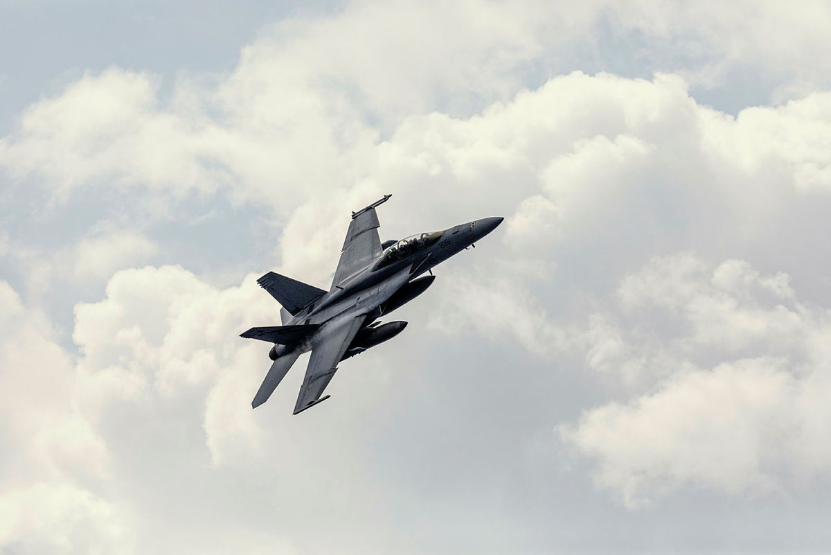 AusAirForce's tweet photo. Making waves and wake turbulence with @Australian_Navy. π’βοΈ
These F/A-18F Super Hornets passed by #HMASCanberra and #HMASAnzac at Exercise #BersamaGold21 earlier this month.
πΈ LSIS Leo Baumgartner, POIS Christopher Szumlanski
#FighterFriday #AusAirForce #YourADF #FPDA50 https://t.co/JHBCBQUZhs