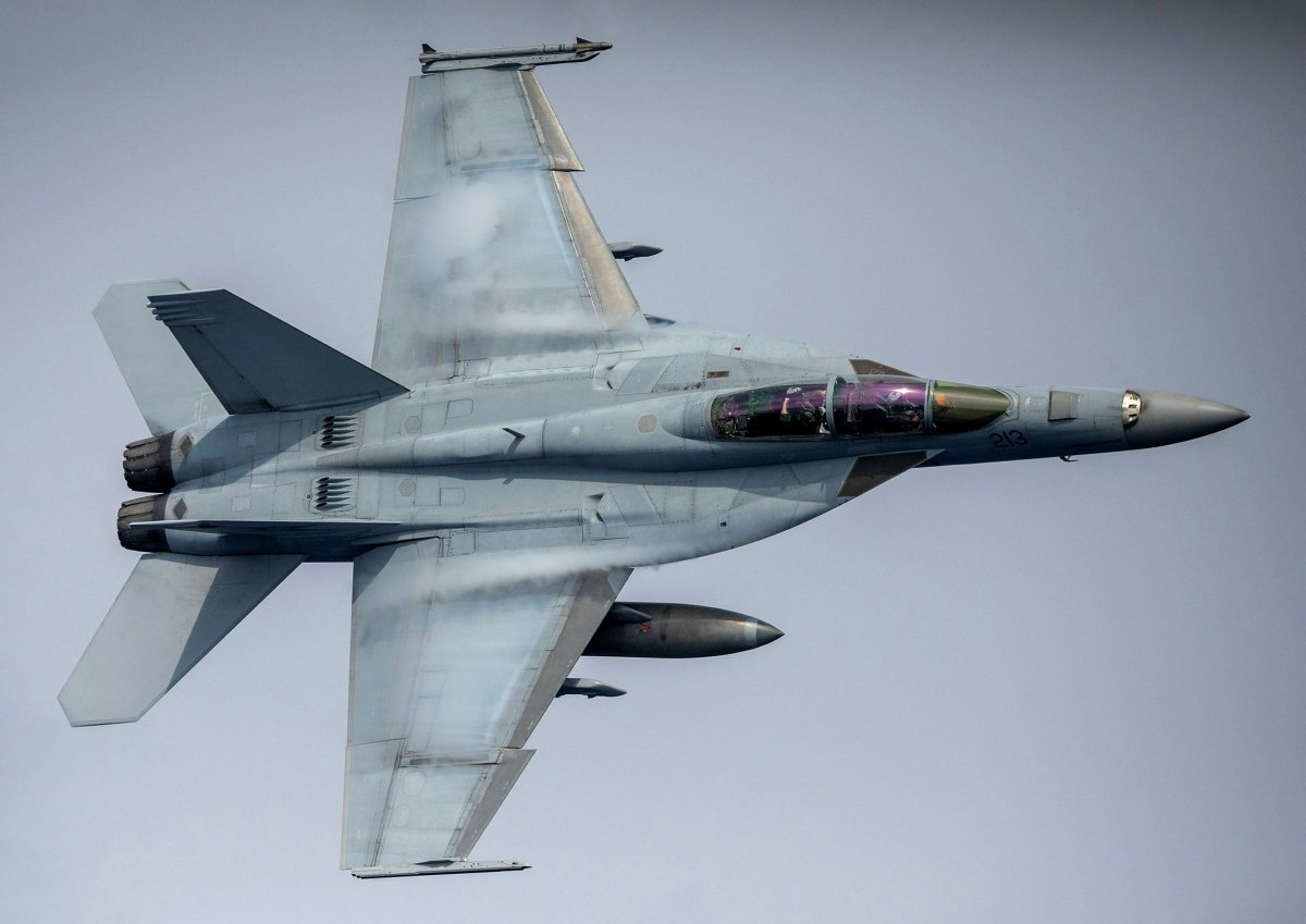 AusAirForce's tweet photo. Making waves and wake turbulence with @Australian_Navy. π’βοΈ
These F/A-18F Super Hornets passed by #HMASCanberra and #HMASAnzac at Exercise #BersamaGold21 earlier this month.
πΈ LSIS Leo Baumgartner, POIS Christopher Szumlanski
#FighterFriday #AusAirForce #YourADF #FPDA50 https://t.co/JHBCBQUZhs