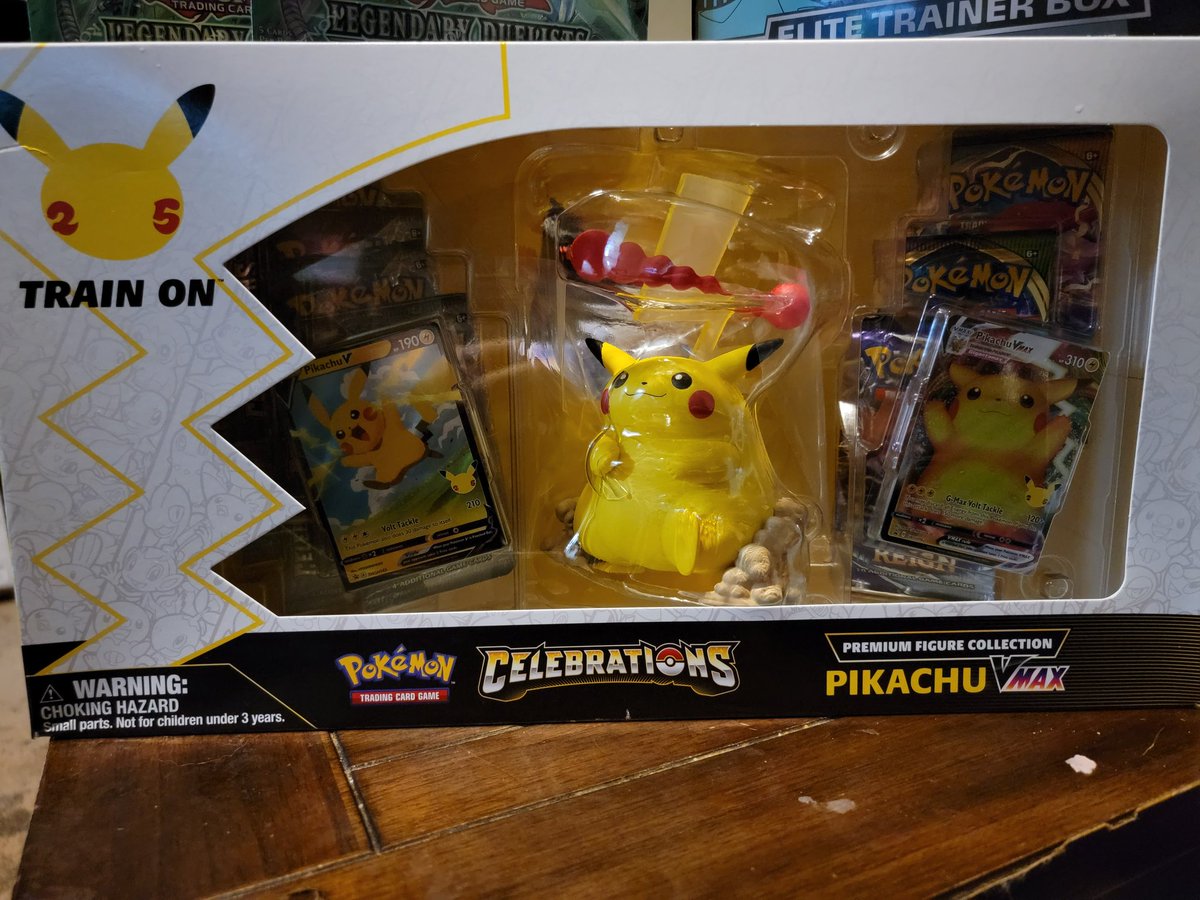 JinxieEdie's tweet photo. Ahhh, I FINALLY FOUND HIM!!! 🥰
ああ、ついにかれをみつけました！！
Unboxing ahead!!
#Pokemon #pokemontcg #pikachu  #pokemoncelebrations #chunkachu #tcg https://t.co/vynDQRTncD