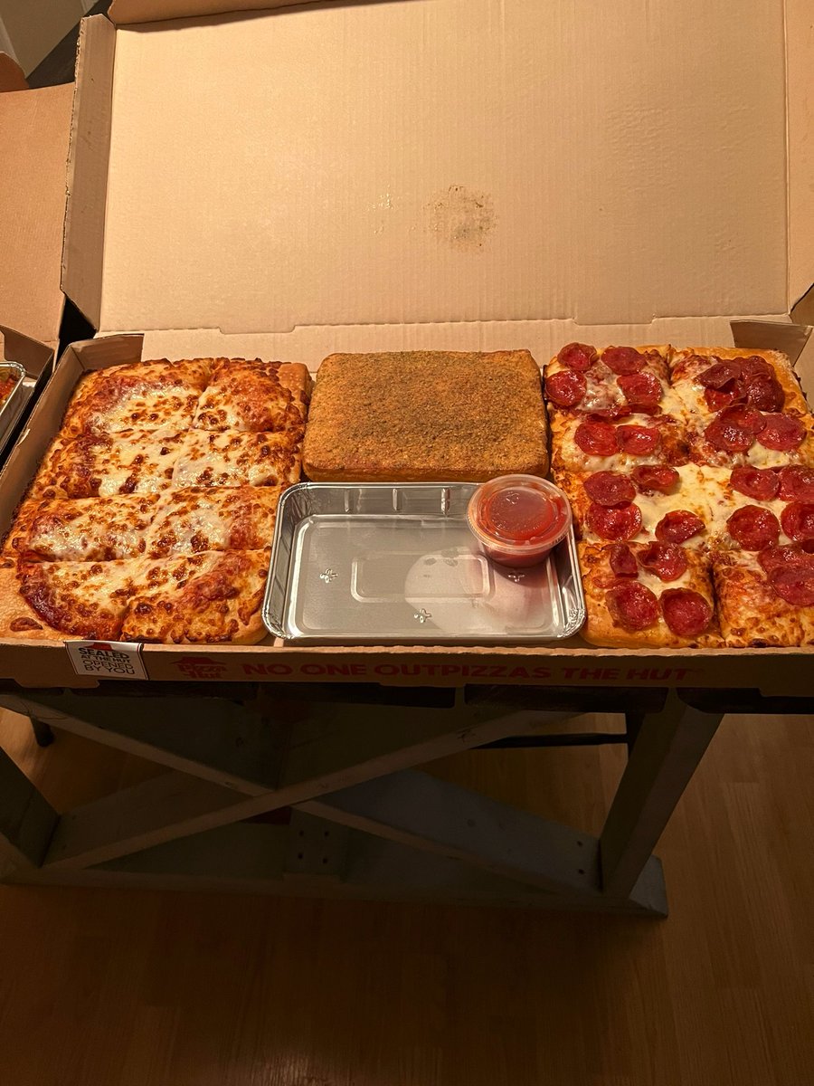 bradass101's tweet photo. @pizzahut  you owe me wings. https://t.co/GJOxG54gtI
