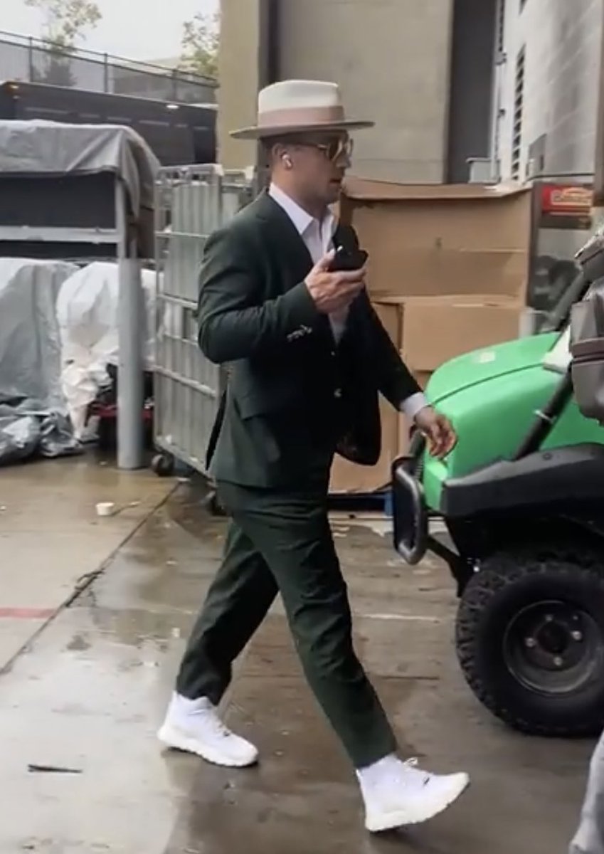 F-cking love Alex Bregman!! Arriving in Atlanta like a pimp. 😂😭😭😭
#ForTheH