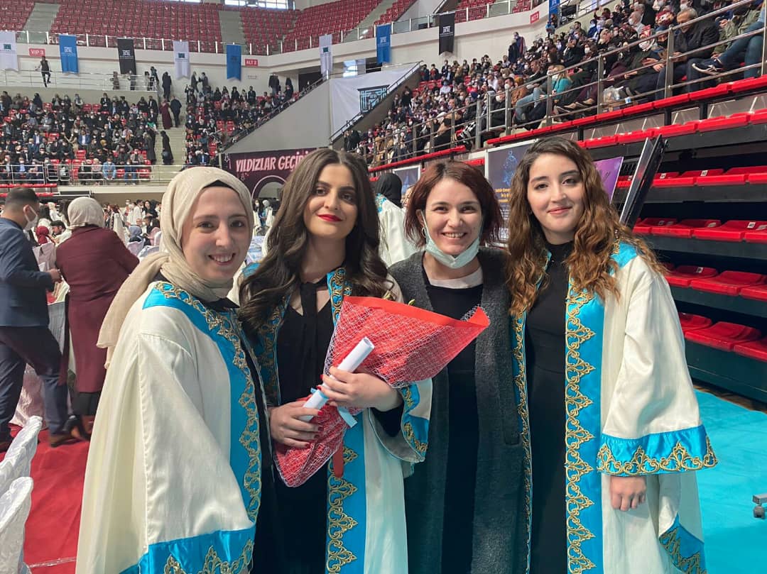 Gamzecolk98's tweet photo. Üniversite hayatım boyunca bizden desteğini hiçbir zaman esirgemeyen  ve tecrübeleriyle bizlere ışık tutan tüm hocalarıma emekleri için çok teşekkür ederim.. https://t.co/z5t4XtUhyI