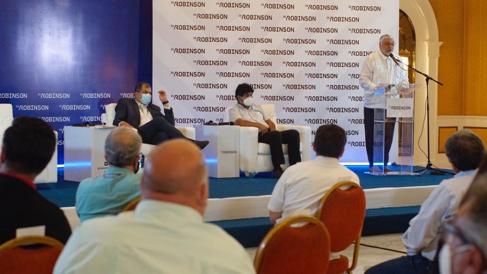 NicolasMaduro's tweet photo. Hoy celebro el primer aniversario de la fundación del @isrobinson_. Un espacio que es epicentro del encuentro de investigadores y analistas para el debate y la reflexión profunda de los grandes temas coyunturales que amenazan a la humanidad. ¡La batalla de ideas necesaria! https://t.co/nGqIiswIIe