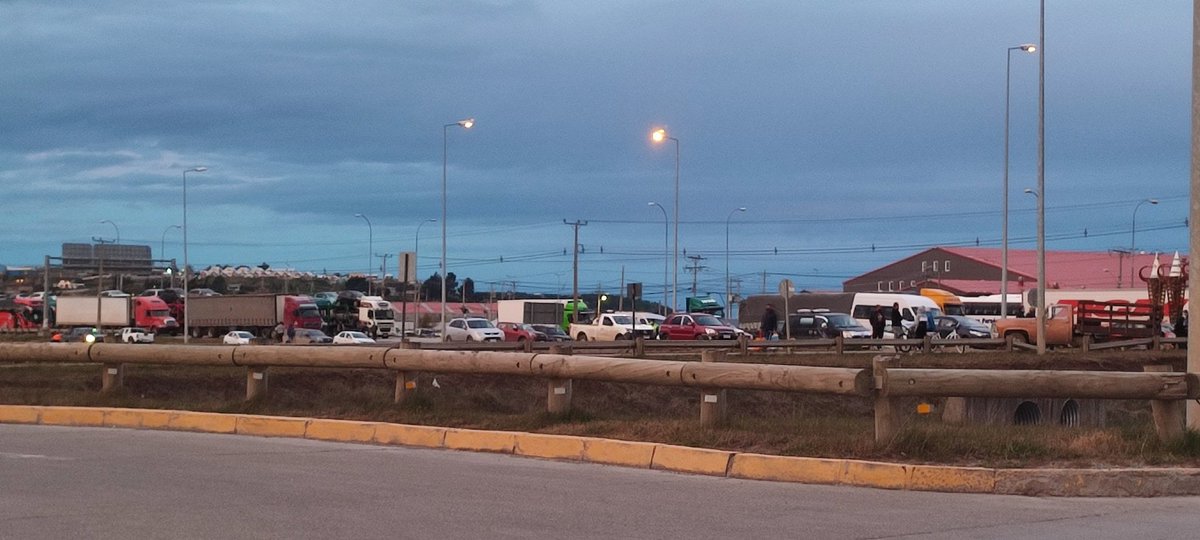 cindytalina1's tweet photo. Así está la entrada de #PuntaArenas solo están dejando pasar autos con adultos mayores, y vehículos de emergencia #puq #ParoNacional https://t.co/hlP3TDDKGw