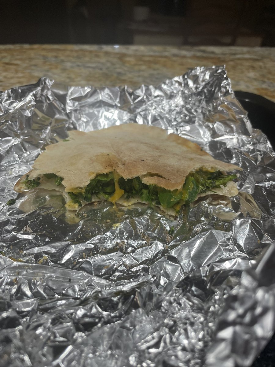 traaaaaaaaacyyy's tweet photo. #SLIGHTLYADDICTED
Broccoli and chz sandwich!!! NOT EVEN KIDDING!!! ๐ https://t.co/FuqtIPcWtr