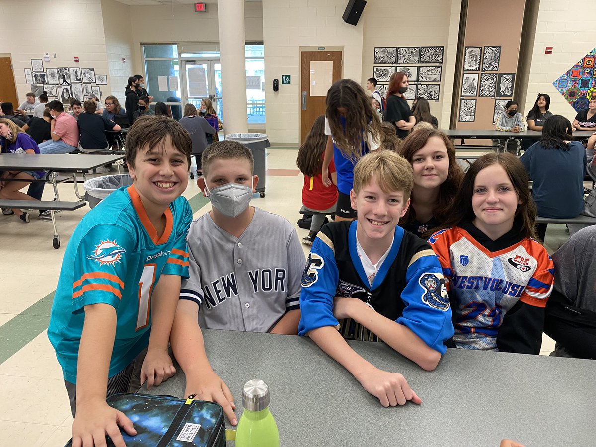 “Team up against drugs” is always a fave of our <a href="/RSMSGATORS/">River Springs MS</a> #RedRibbonWeek2021 #Thursday