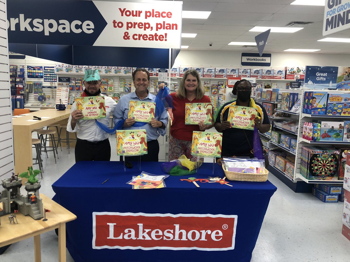 LoriCanning's tweet photo. Thank you @LakeshoreLM and @Tony_Chaidez for hosting a #readfortherecord family night!  Fun read aloud, dance, dragon march, craft, and prizes!  Great way to end a great day!  #browardreads https://t.co/A3nUC0gwhg