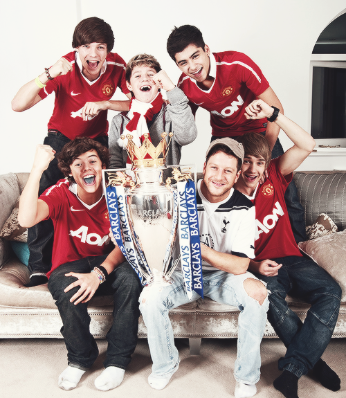 todays1dhistory's tweet photo. Today (October 29) in 2010 - the boys are too cute with Matt Cardle and the Premier League trophy ☺☺ https://t.co/YZ2YbQTM7w