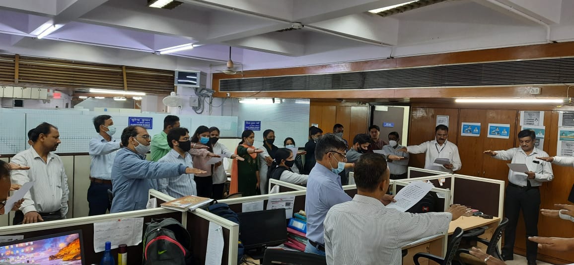 IndiaHil's tweet photo. #RashtriyaEktaDiwas is observed to strengthen the unity, integrity &amp; security of our country. To mark the occasion, Sh Shashank Chaturvedi, CGM(M)I/c administered the pledge to the employees at Corporate Office. @PMOIndia @mansukhmandviya @bhagwantkhuba @dcpc2017 @SIBAMOHANTY1 https://t.co/bIgqOlX3xF