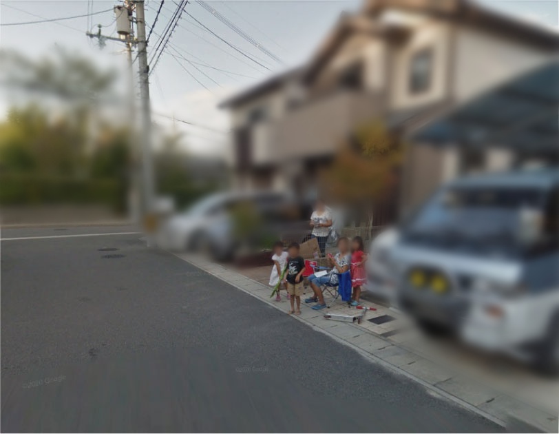 yaki_imooooko's tweet photo. わぁ…
実家の近くにも #道路族 がいたーーー。
族母のふてぶてしさはモザイクしても隠しきれないですね(´・ω・)

※Googleストリートビューの画像です。 https://t.co/FDPBahCryL
