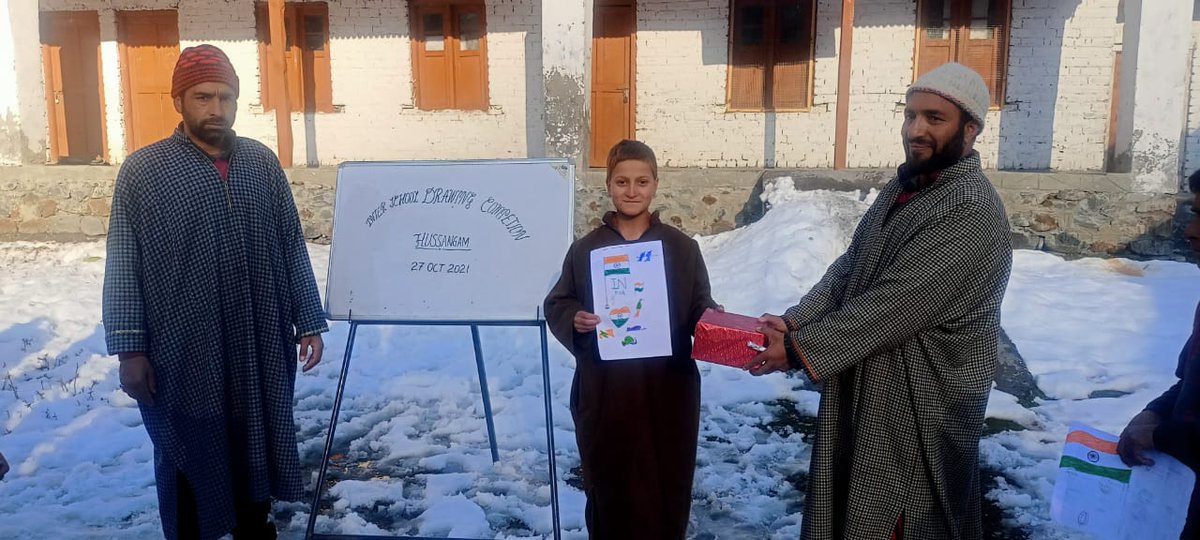 VijayKu15961564's tweet photo. Drawing competition at Hasangam
#SavioursofKashmir47 https://t.co/LOfOhRu09d https://t.co/BTcPpAxq7Y https://t.co/cRdUmhuY1P