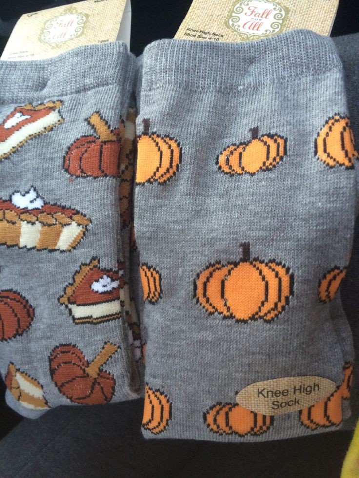 —Entra a la habitación de <a href="/SelenxB/">Selena</a> ya que estaban pasando la noche en casa de ella— ¡Mira que nos compré! —decía en un tono alegre, alzando en cada mano un par de calcetines.—