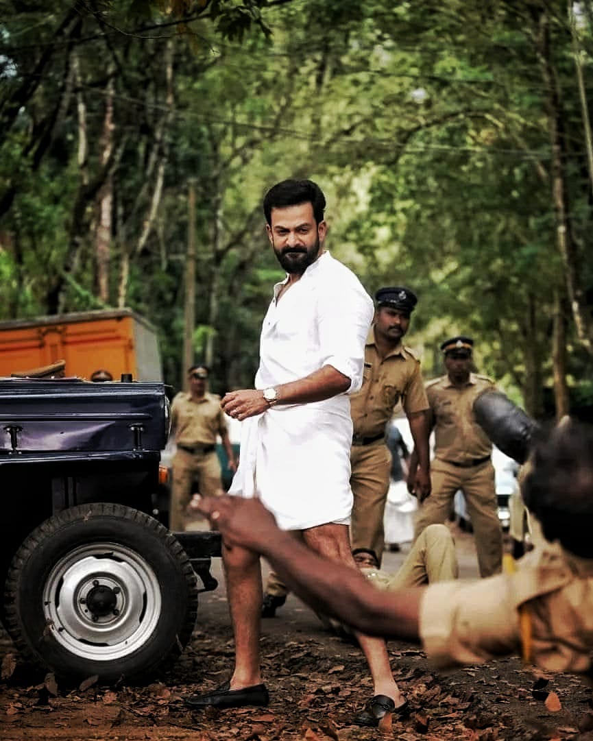 PfoeOfficial's tweet photo. Exclusive still from #Kaduva Movie 🔥

Kaduvakunnel Kuruvachan 💥

.@PrithviOfficial | #PrithvirajSukumaran https://t.co/uVfXN4aD4X