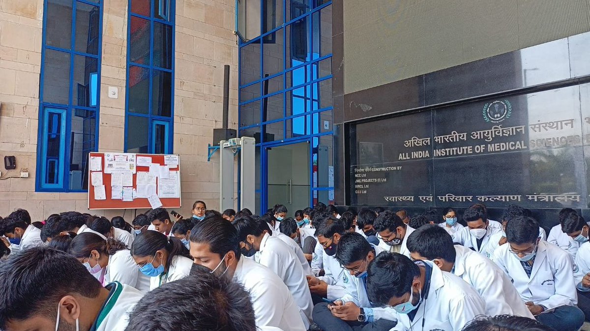sahil98111's tweet photo. If we can fight for the lives of our patients then we hold the utmost permission of God to fight for our own rights...

@PMOIndia @mansukhmandviya @MoHFW_INDIA @AIIMSBhopal @DirectorAtAIIMS
#nocompetentauthority 
#aiimsinternonstrike https://t.co/vT1F0oGYOZ