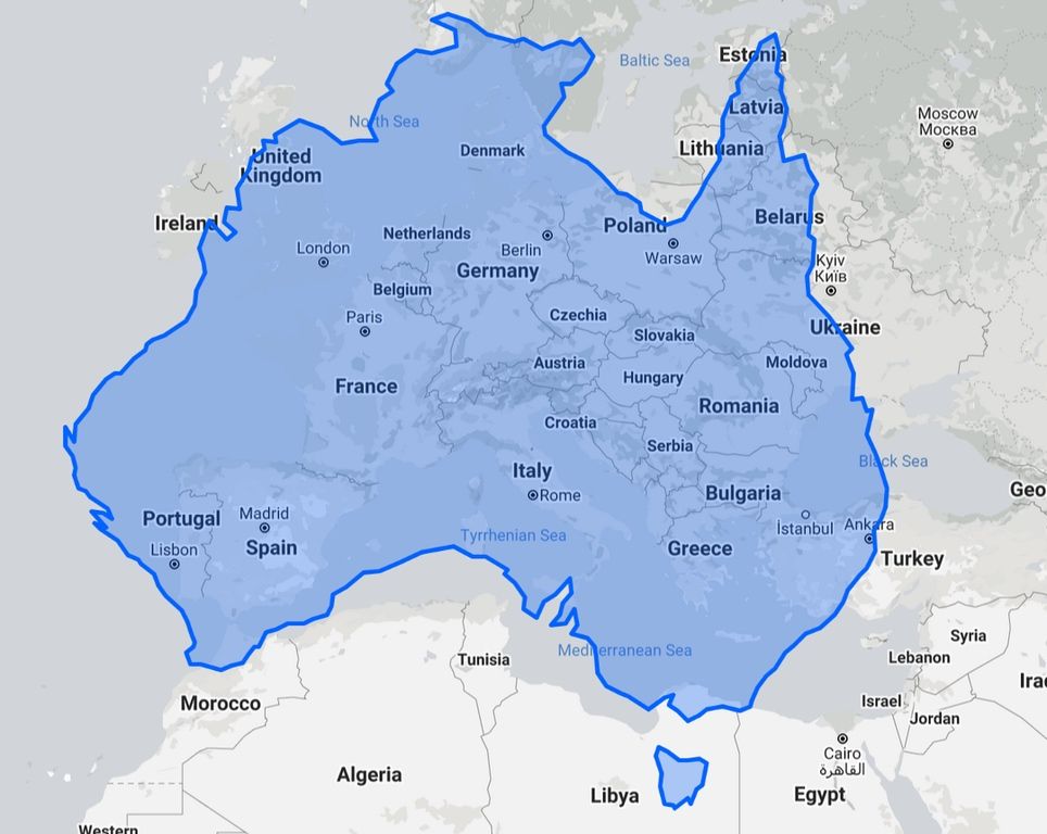 EvanKirstel's tweet photo. Maps most of the time overexadurate sizes of countries. This website shows the size of countries compared to others. Here is the "real size of Australia". https://t.co/TjUAt3b8R2 https://t.co/pBRgsFUgqh