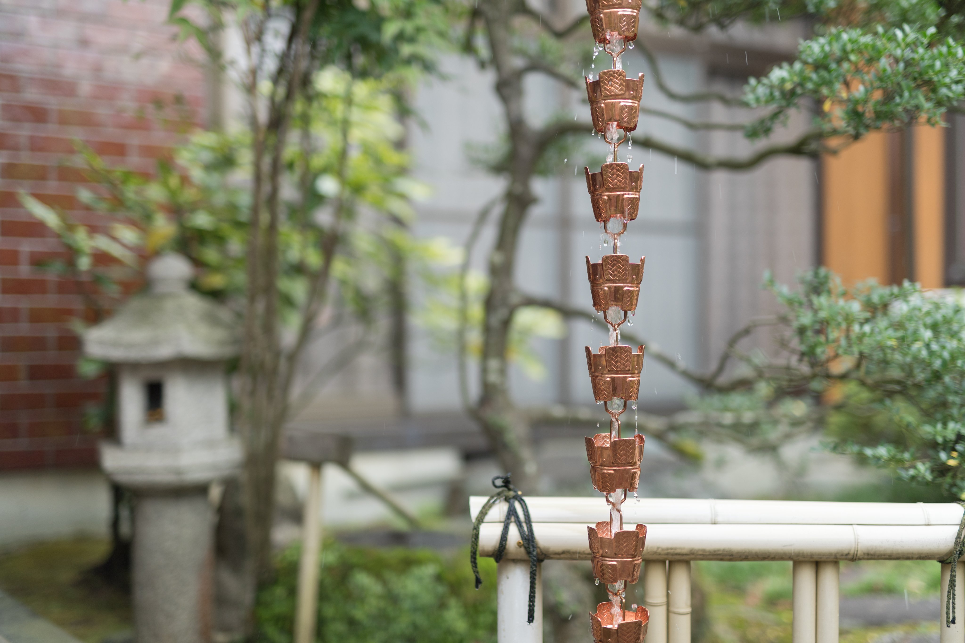 瀬尾製作所 Sotto Seo Rain Chain 鎖樋 くさりとい って見たことありますか 屋根などの雨水を受け流す縦樋です 弊社で昔から製造している商品がこちらです この鎖樋は網代 あじろ という商品ですが よく見ると網代の模様がプレスされています