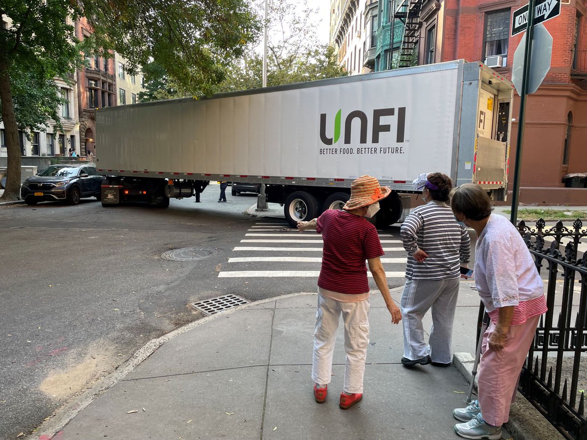 RegionalPlan's tweet photo. Scenes like this should not exist in New York City. One more reason why we need to re-envision the right of way, make firm rules about which uses are appropriate for which streets, and *enforce* them. https://t.co/OSAL6c1PKz