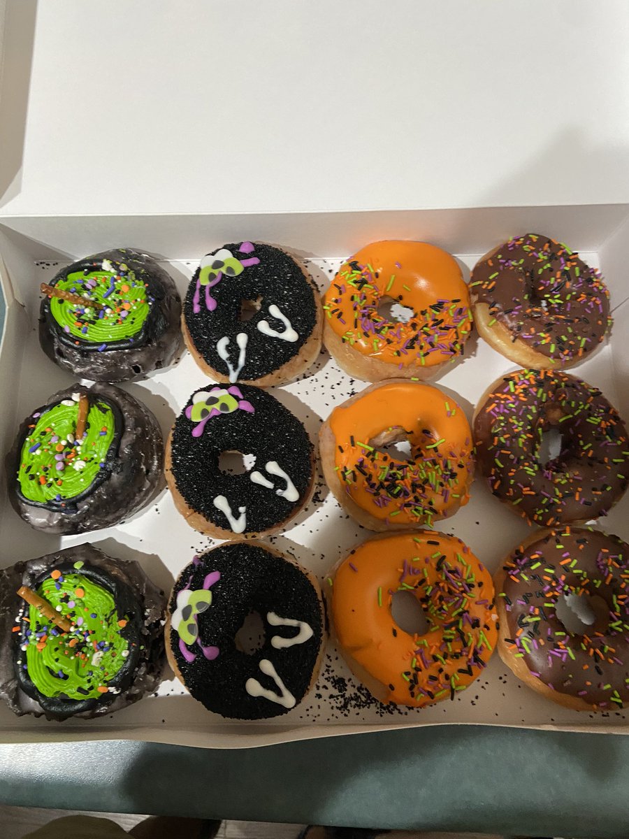 MynameisGeremy's tweet photo. @amoeba_ee Dunkin could never. #TEAMKRISPY https://t.co/CB9jjvLAEd