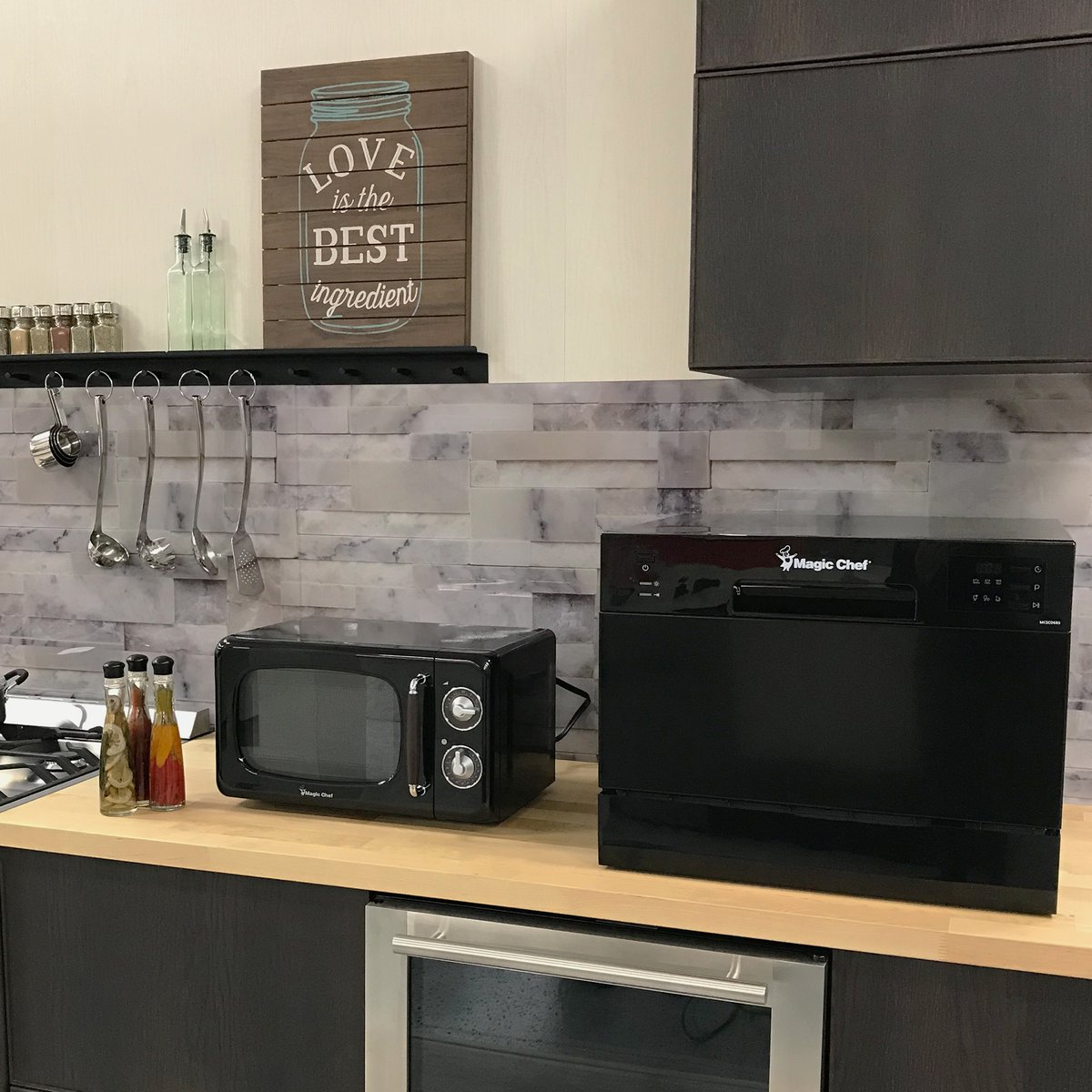 MagicChefUSA's tweet photo. Giveaway Time!
1 lucky winner will receive a Magic Chef retro microwave and countertop dishwasher in either white or black, winner’s choice! To enter, go to TinyHouseMovement’s post on Instagram: https://t.co/H64dTWBDUs
#magicchef #tinyliving #retro #giveaway https://t.co/f9iMs6vfpp