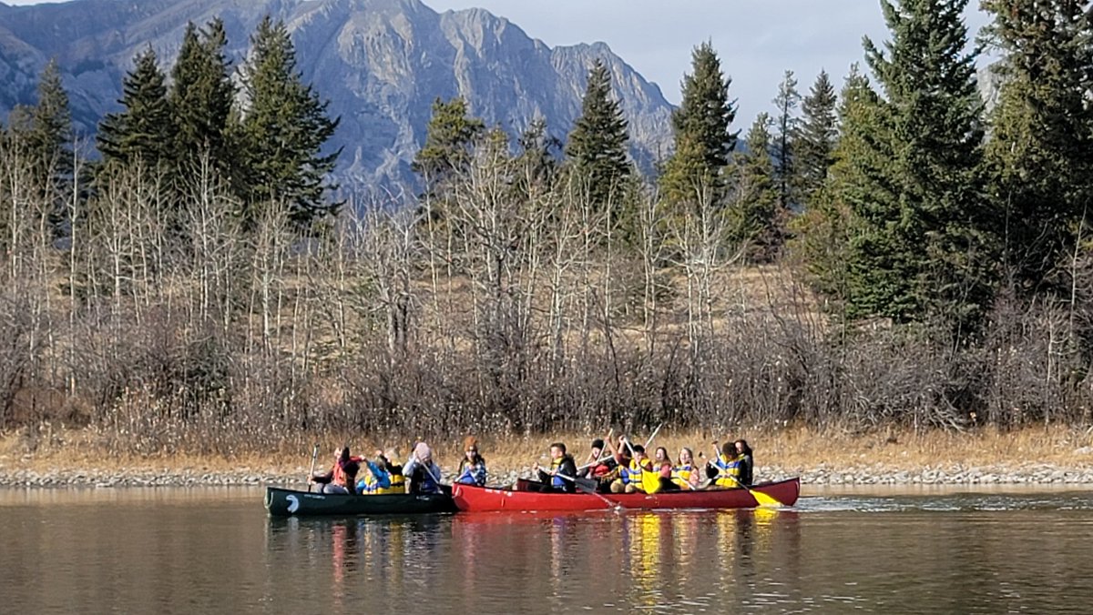 EcoleWoodman's tweet photo. "There is so much to consider when canoeing, from loading and making sure we are safe, to steering and not blaming eachother. I could do this all day". -Sal Gr.7
The finale of outdoor learning trips this autumn. Can't wait to see what winter brings! #envoe https://t.co/s7IaKq6UZ0