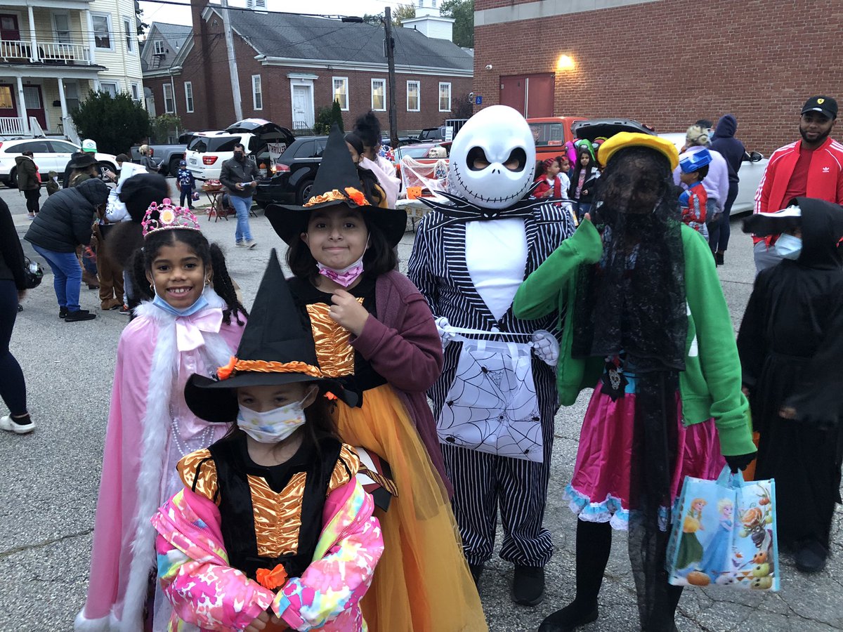 torrescynthiana's tweet photo. How sweet it is to spend time with our families and students! @Reservoir PTO @pvdschools https://t.co/xx5Eozk7lQ