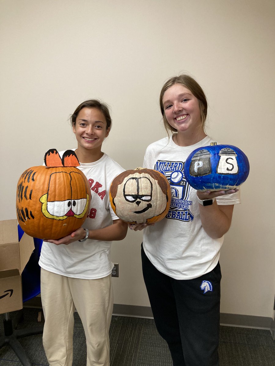 🎃PUMPKIN CONTEST 🎃Who ever receives the most likes wins! 👻

Lynn and Kelsey 
Garfield 🐈
