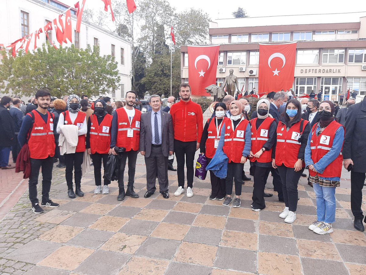 Türk Kızılay Sinop Şube Başkanımız Kemal ALBAYRAK ve Genç Kızılay Teşkilatımızla birlikte 29 Ekim Çelenk sunma törenine katılım sağladık.